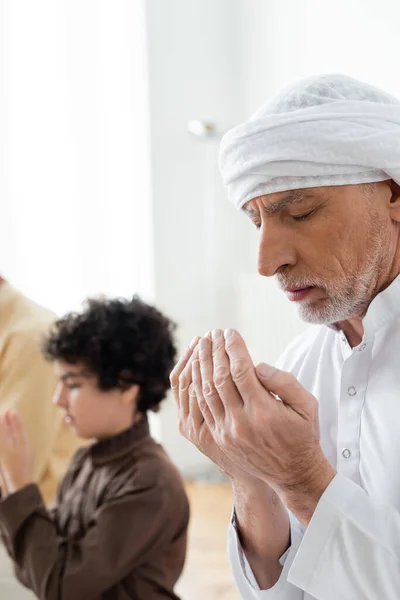 Reifer Mann Betet Mit Geschlossenen Augen Der Nähe Verschwommener Arabischer — Stockfoto