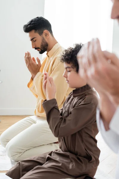 Oldalnézet Fiatal Arab Férfi Imádkozik Közel Fia Elmosódott Apa Otthon — Stock Fotó