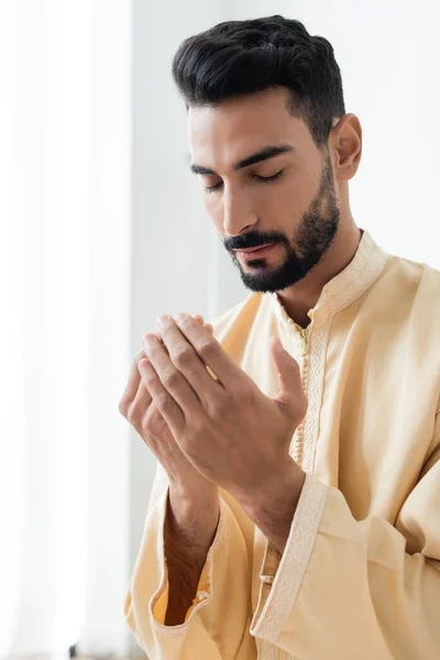 Fiatal Arab Férfi Becsukja Szemét Miközben Otthon Imádkozik — Stock Fotó