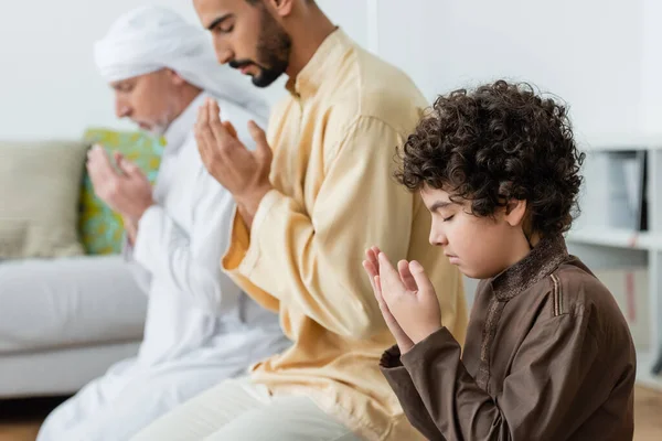 Vue Latérale Enfant Musulman Bouclé Priant Près Des Parents Interracial — Photo