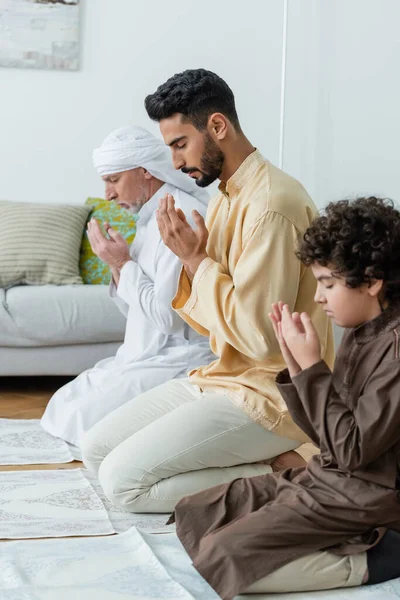 Sisi Pandangan Pemuda Muslim Berdoa Dekat Ayah Dan Anak Karpet — Stok Foto