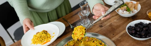 Vista Recortada Mujer Musulmana Que Sirve Pilaf Cerca Comida Sabrosa — Foto de Stock