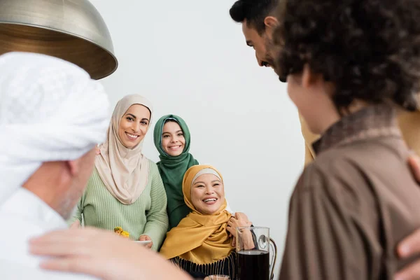 Positivo Interracial Muçulmano Família Com Comida Abraçando Casa — Fotografia de Stock