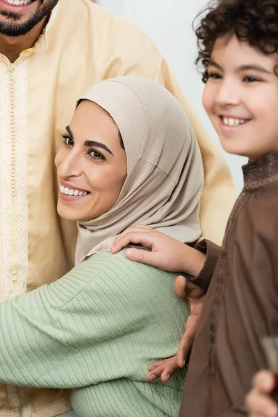 Mulher Muçulmana Feliz Hijab Abraçando Marido Perto Filho Borrado — Fotografia de Stock