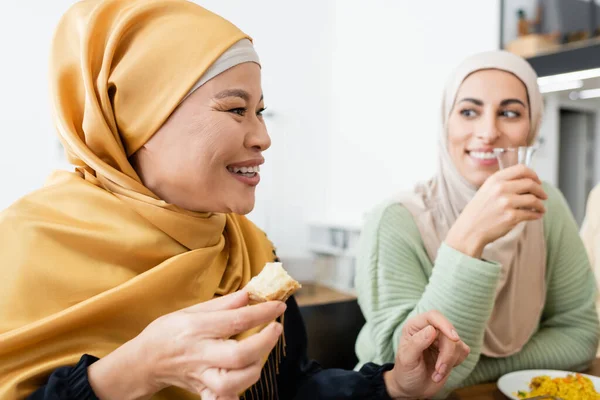 Muslimská Asijská Žena Drží Baklava Blízkosti Arabské Dcery Úsměvem Rozmazaném — Stock fotografie