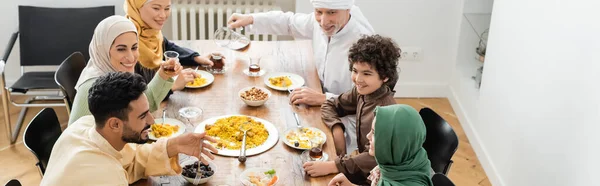 Vista Ángulo Alto Familia Musulmana Multiétnica Feliz Cenando Casa Pancarta — Foto de Stock