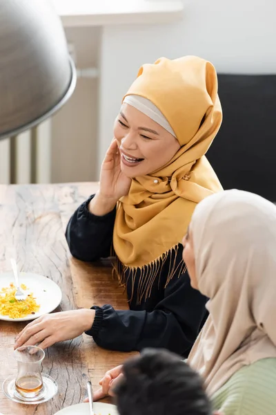 Alto Angolo Vista Musulmano Asiatico Donna Sorridente Vicino Arabo Figlia — Foto Stock