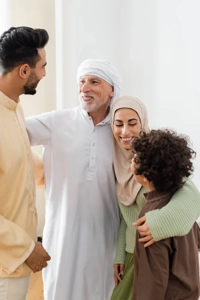 Família Muçulmana Interracial Abraçando Enquanto Olham Para Outro Casa — Fotografia de Stock