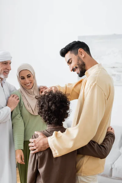 Arabien Far Och Son Omfamnar Nära Lycklig Interracial Muslimsk Familj — Stockfoto