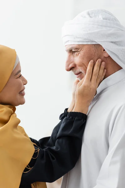 Vista Lateral Prazer Asiático Mulher Hijab Tocando Rosto Muçulmano Marido — Fotografia de Stock