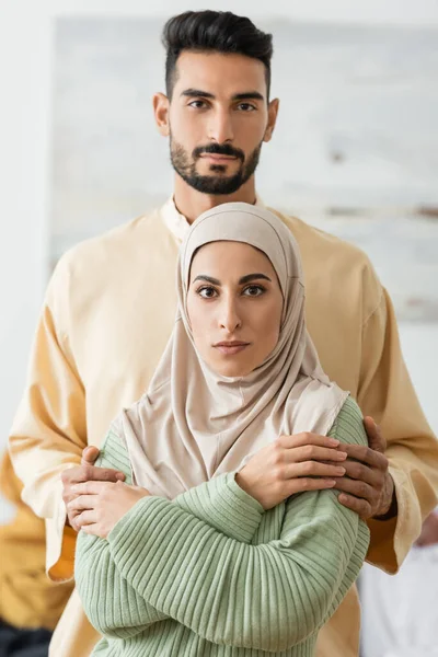 Jovem Casal Árabe Roupas Tradicionais Olhando Para Câmera Casa — Fotografia de Stock