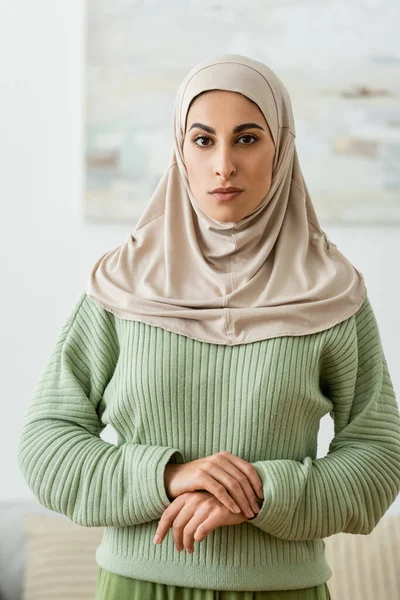 Ung Arabisk Kvinna Hijab Tittar Kameran Hemma — Stockfoto