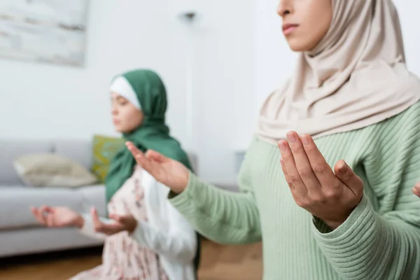 Verschwommene Interrassische Muslimische Mutter Und Tochter Beten Hause — Stockfoto