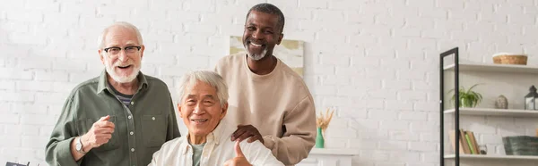 Sonriendo Asiático Hombre Mostrando Como Gesto Cerca Multiétnico Amigos Casa —  Fotos de Stock