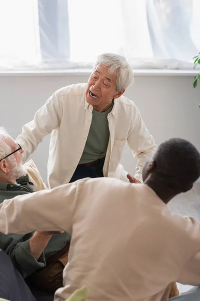 Hombre Asiático Hablando Con Amigos Multiétnicos Casa — Foto de Stock