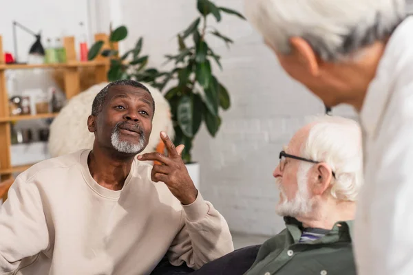 Afro Amerikaanse Man Gesprek Met Wazige Vrienden Thuis — Stockfoto