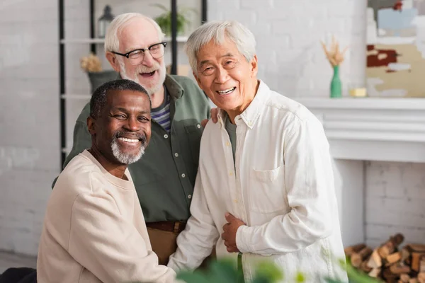 Amigos Multiculturales Positivos Mirando Cámara Sala Estar — Foto de Stock