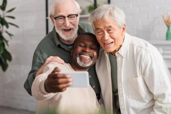 Sonriendo Amigos Multiculturales Tomando Selfie Teléfono Inteligente Casa — Foto de Stock