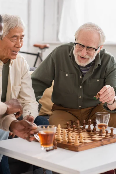 Positieve Multi Etnische Vrienden Spelen Schaak Buurt Van Thee Thuis — Stockfoto