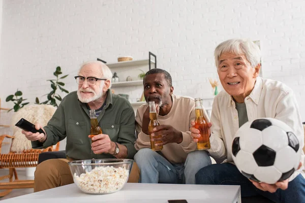 Amigos Interracial Estresados Sosteniendo Cerveza Fútbol Cerca Palomitas Maíz Casa — Foto de Stock