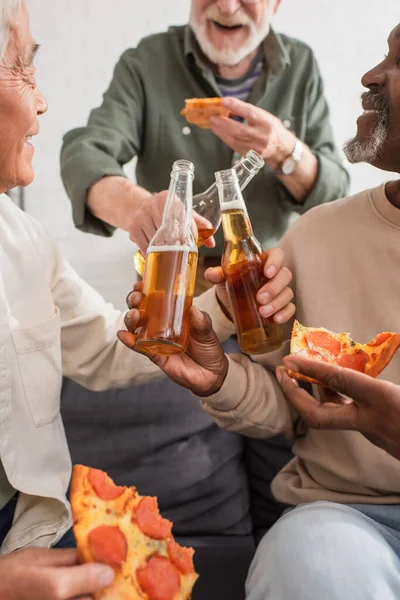 Amigos Mayores Interraciales Sosteniendo Botellas Cerveza Pizza Casa — Foto de Stock