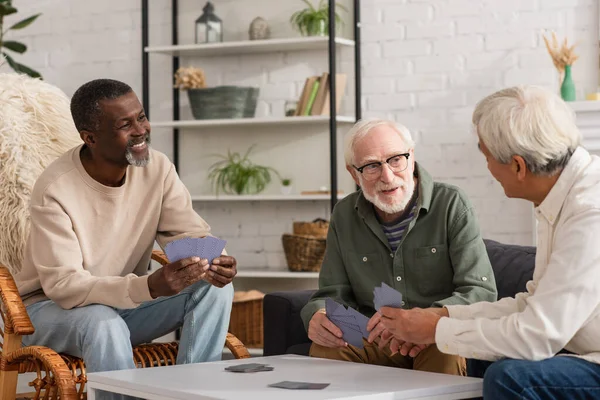 Ancianos Interracial Amigos Hablando Mientras Jugando Las Cartas Casa — Foto de Stock