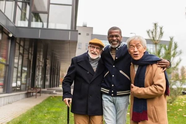 Hombre Afroamericano Abrazando Alegres Amigos Multiétnicos Calle Urbana — Foto de Stock