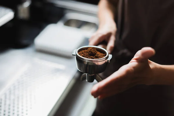 Widok Przyciętego Baristy Trzymającego Portafilter Kawą Kawiarni — Zdjęcie stockowe
