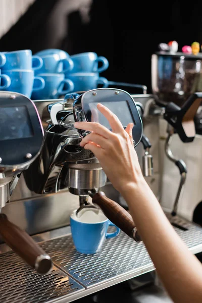 Widok Przycięty Barista Pomocą Ekspres Kawy Pobliżu Filiżanek Kawiarni — Zdjęcie stockowe