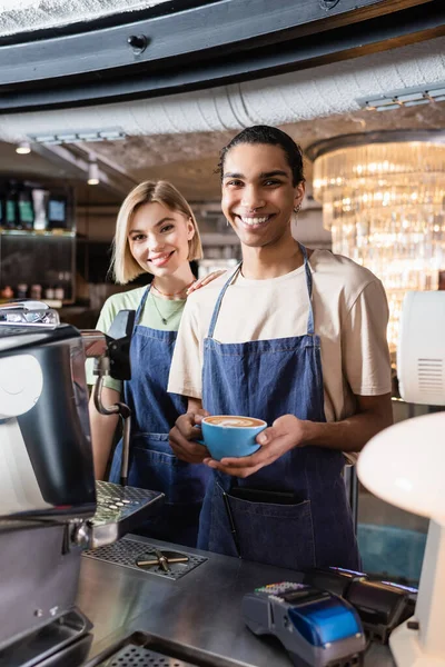 Sorrindo Baristas Multiétnicos Segurando Café Olhando Para Câmera Café — Fotografia de Stock