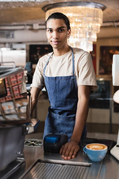 Barista Afrika Melihat Kamera Dekat Kopi Dan Mesin Kopi Kafe — Stok Foto