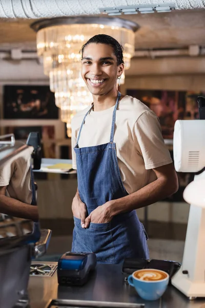 Usmívající Africký Americký Barista Při Pohledu Kamery Blízkosti Platebních Terminálů — Stock fotografie