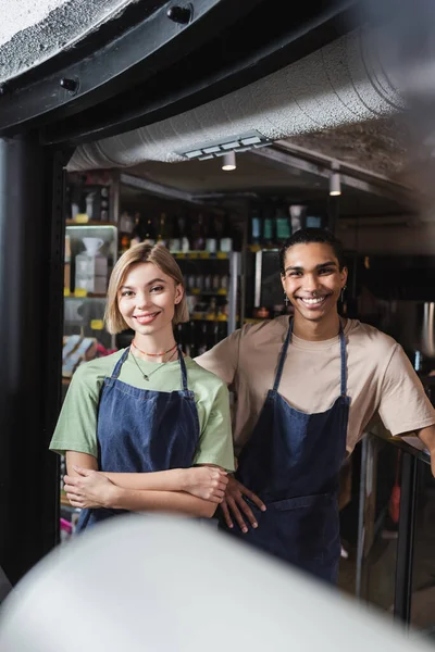 Positivo Interracial Baristas Olhando Para Câmera Café — Fotografia de Stock