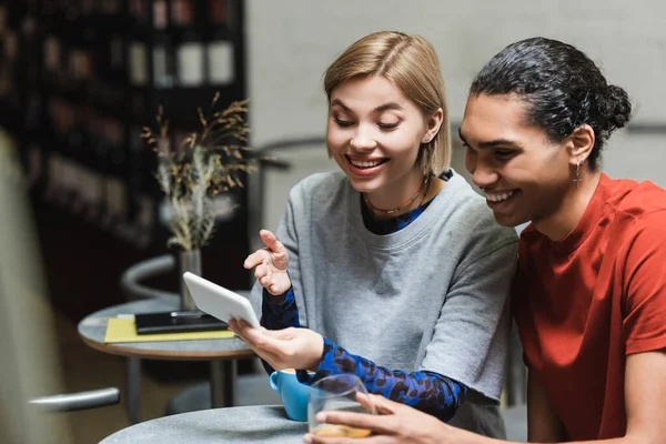 Positive Woman Pointing Smartphone African American Boyfriend Coffee Cafe — Stock Photo, Image