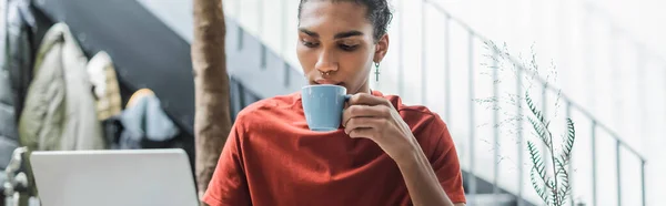 Blogueiro Afro Americano Bebendo Café Usando Laptop Café Banner — Fotografia de Stock