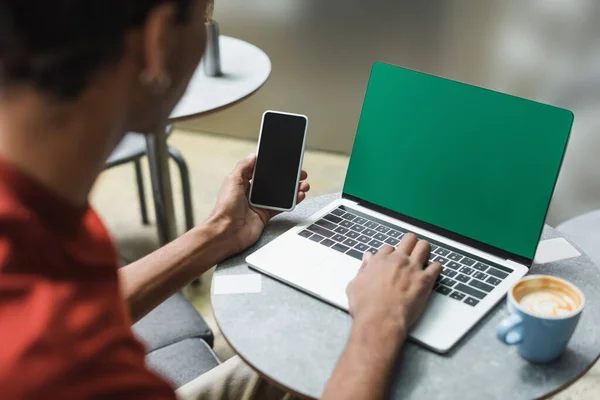 Freelancer Afroamericano Borroso Usando Dispositivos Cerca Del Café Cafetería — Foto de Stock