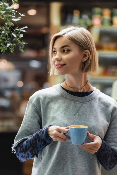Kahvede Elinde Kahveyle Gülümseyen Bir Kadın — Stok fotoğraf
