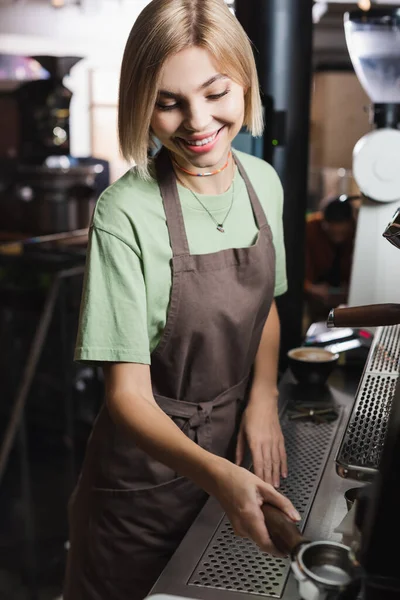Glimlachende Blonde Barista Houden Wazig Portafilter Buurt Van Koffiezetapparaat Cafe — Stockfoto