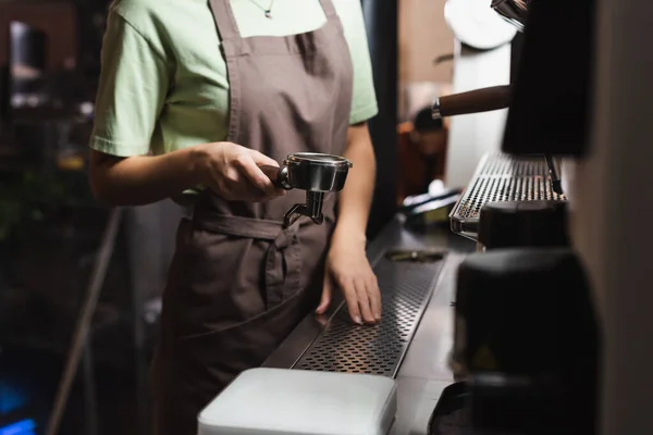Kahve Makinesinin Portafilteri Kafede Duran Baristanın Kırpılmış Görüntüsü — Stok fotoğraf