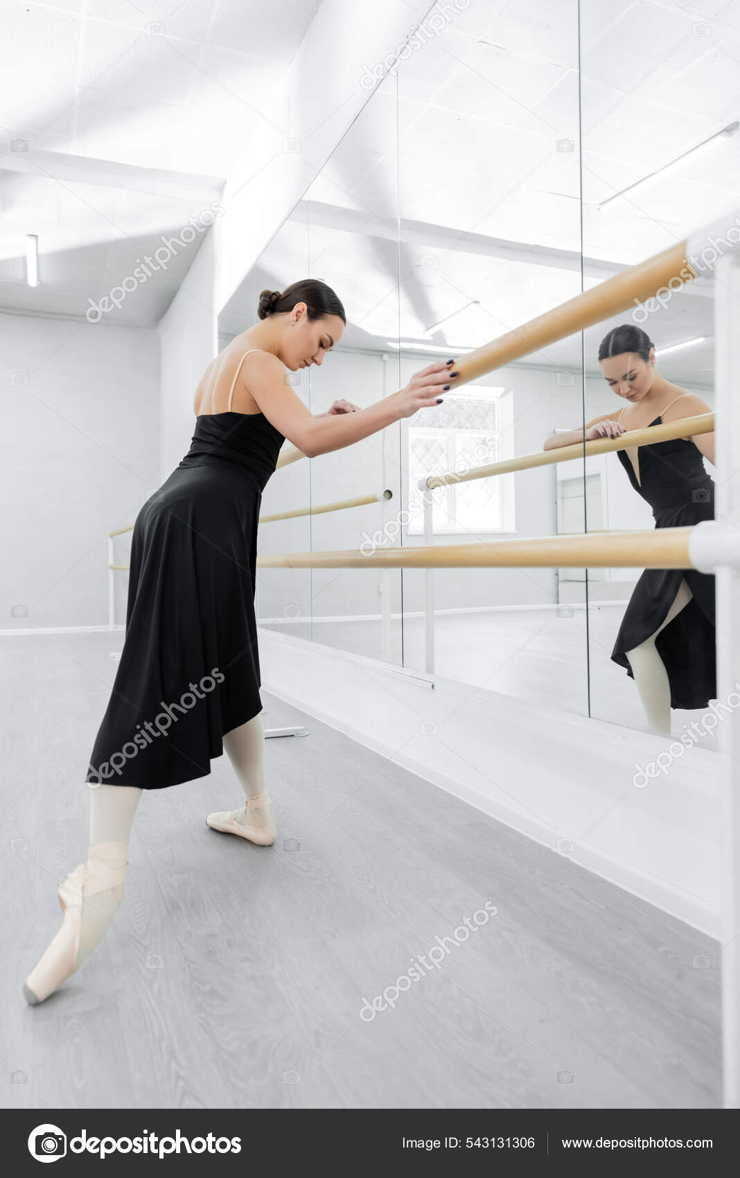 Bailarina Ballet Vestido Negro Ejercitándose Barra Cerca Los