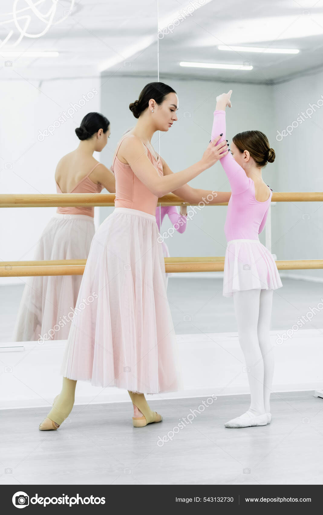 Vista Completa Del Maestro Ballet Levantando Mano Chica Cerca