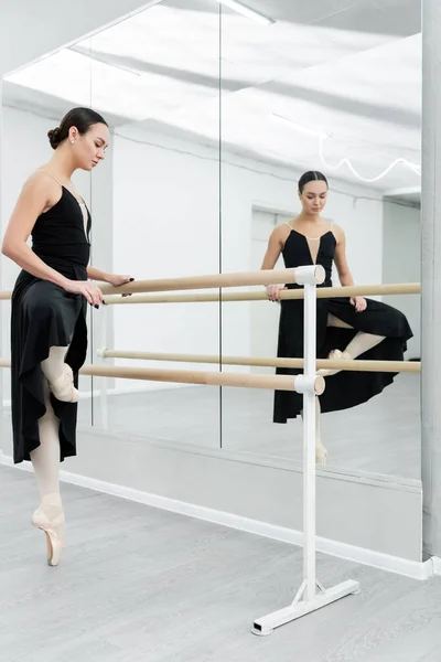 Balerina Czarnej Sukience Ćwiczące Elementy Choreograficzne Studio — Zdjęcie stockowe