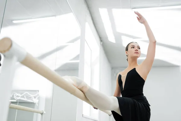 Vista Ángulo Bajo Joven Bailarina Estirándose Estudio Ballet —  Fotos de Stock