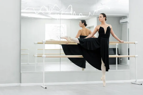 Pełny Widok Długości Pełen Wdzięku Tancerz Praktykujący Elementy Baletu Pobliżu — Zdjęcie stockowe