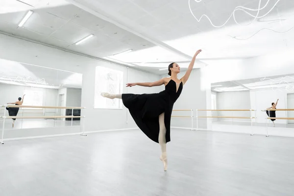 Visão Completa Bailarina Dançando Estúdio Durante Repetição — Fotografia de Stock