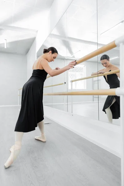 Bailarina Ballet Vestido Negro Ejercitándose Barra Cerca Los Espejos — Foto de Stock
