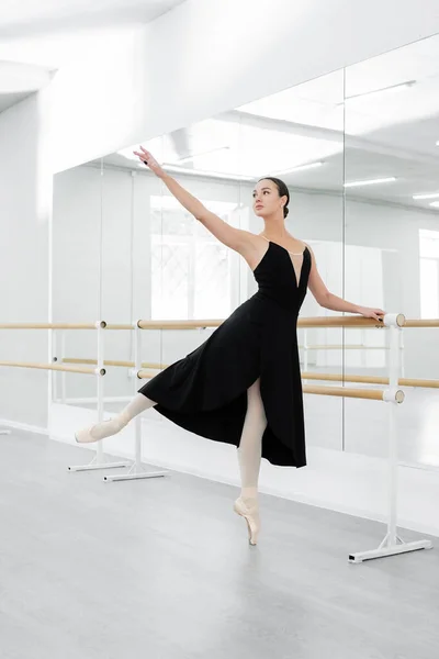 Pełny Widok Długości Baletnicy Praktykujących Elementy Choreograficzne Studio — Zdjęcie stockowe