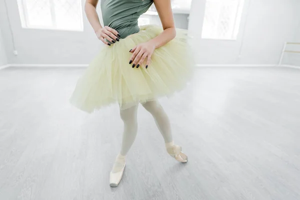 Bijgesneden Weergave Van Ballerina Pointe Schoenen Tutu Dansen Ballet Studio — Stockfoto