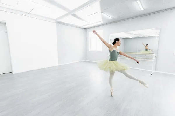 Pełna Wdzięku Kobieta Tutu Taniec Przestronnym Studio Baletowym — Zdjęcie stockowe