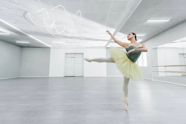 Bailarina Joven Delgada Ensayando Danza Estudio Ballet — Foto de Stock
